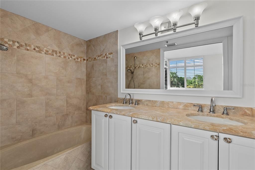 Под контрактом: $1,350,000 (3 спален, 2 ванн, 1660 Квадратных фут)