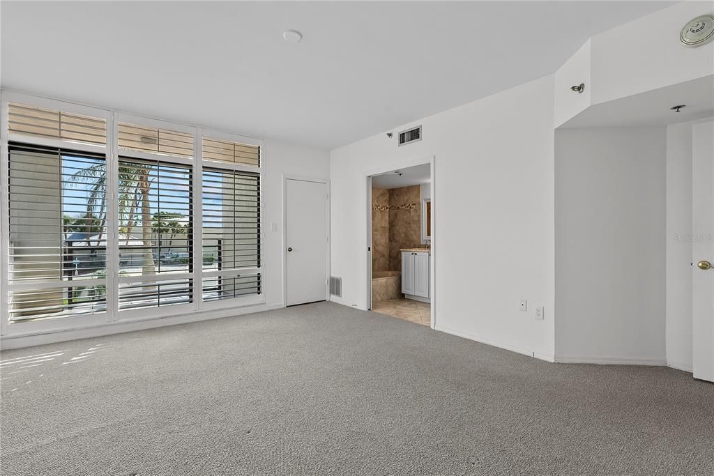 Под контрактом: $1,350,000 (3 спален, 2 ванн, 1660 Квадратных фут)