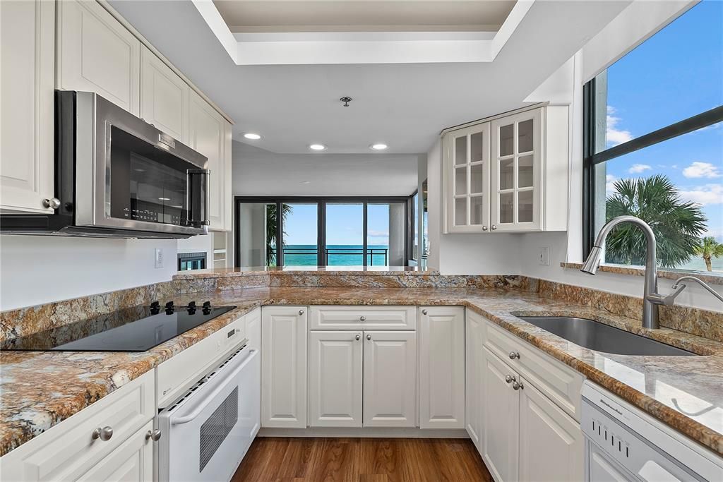 Под контрактом: $1,350,000 (3 спален, 2 ванн, 1660 Квадратных фут)