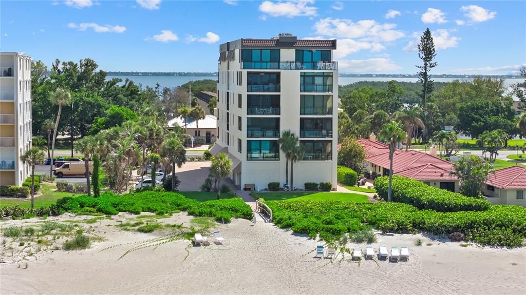 Под контрактом: $1,350,000 (3 спален, 2 ванн, 1660 Квадратных фут)