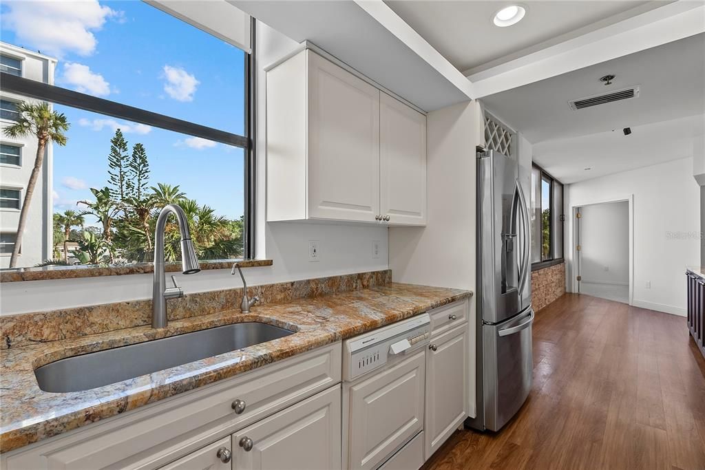 Под контрактом: $1,350,000 (3 спален, 2 ванн, 1660 Квадратных фут)