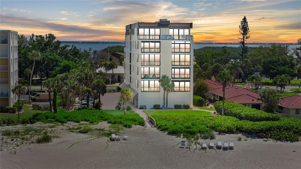 Под контрактом: $1,350,000 (3 спален, 2 ванн, 1660 Квадратных фут)