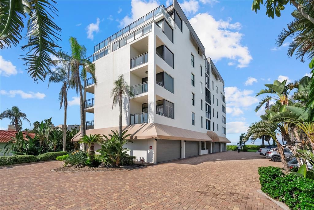 Под контрактом: $1,350,000 (3 спален, 2 ванн, 1660 Квадратных фут)