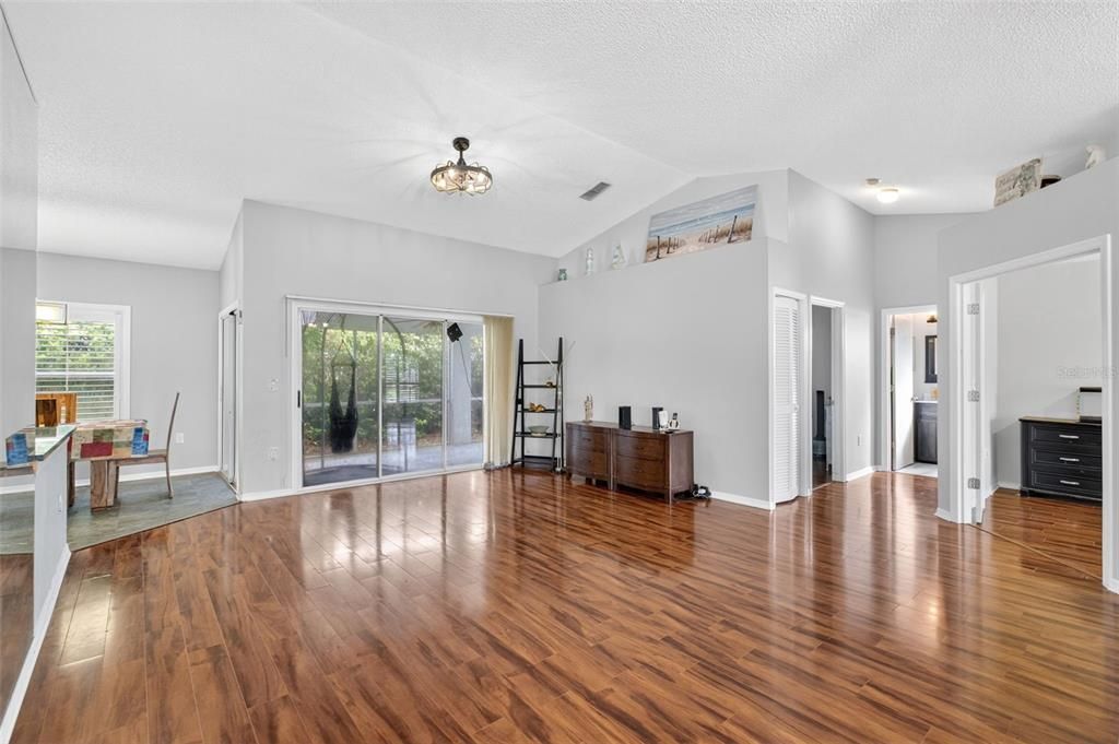 Activo con contrato: $340,000 (3 camas, 2 baños, 1787 Pies cuadrados)