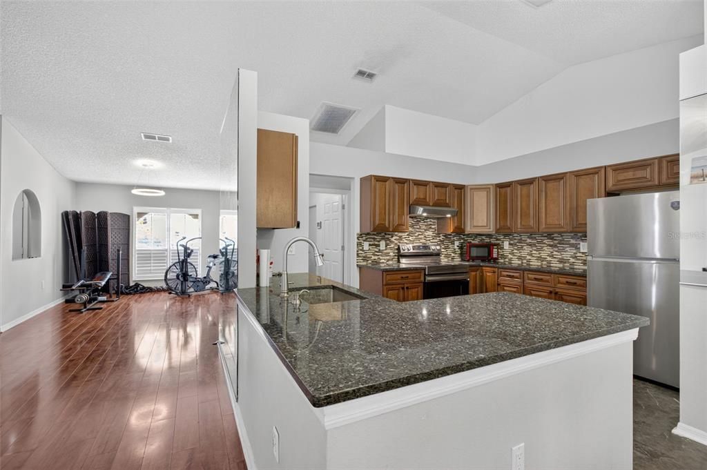 Activo con contrato: $340,000 (3 camas, 2 baños, 1787 Pies cuadrados)