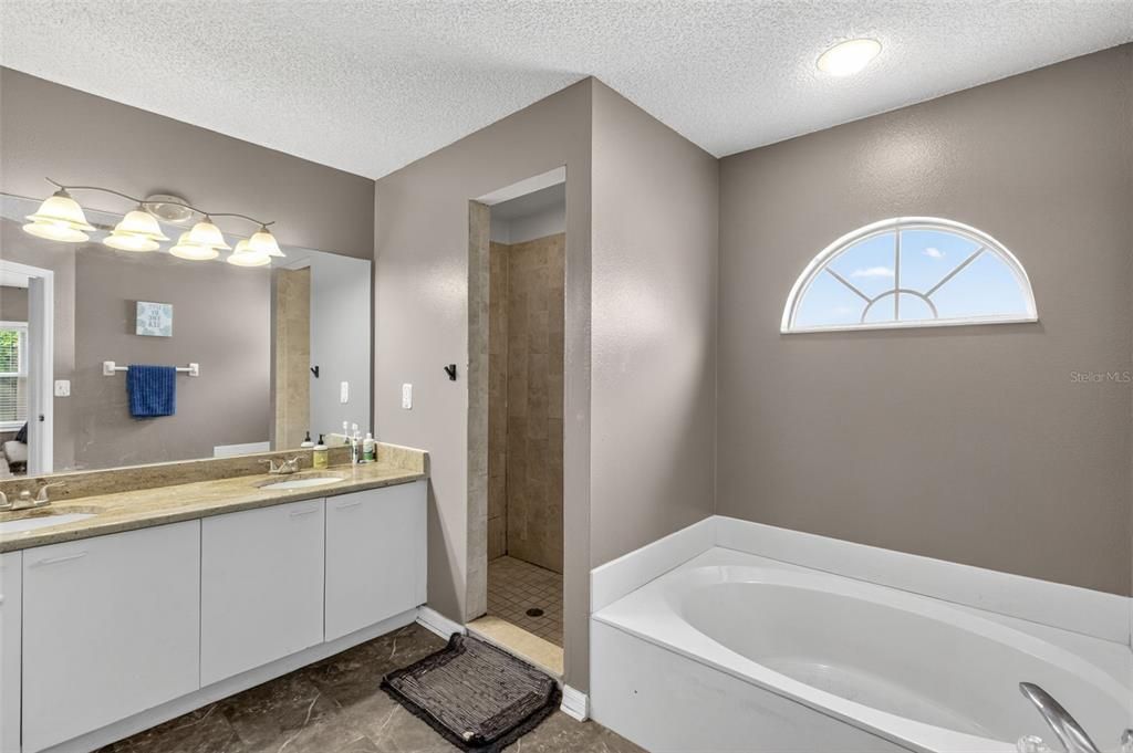 Activo con contrato: $340,000 (3 camas, 2 baños, 1787 Pies cuadrados)