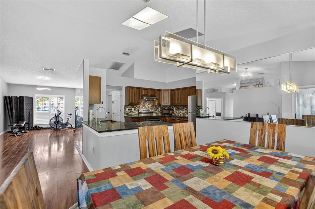 Activo con contrato: $340,000 (3 camas, 2 baños, 1787 Pies cuadrados)