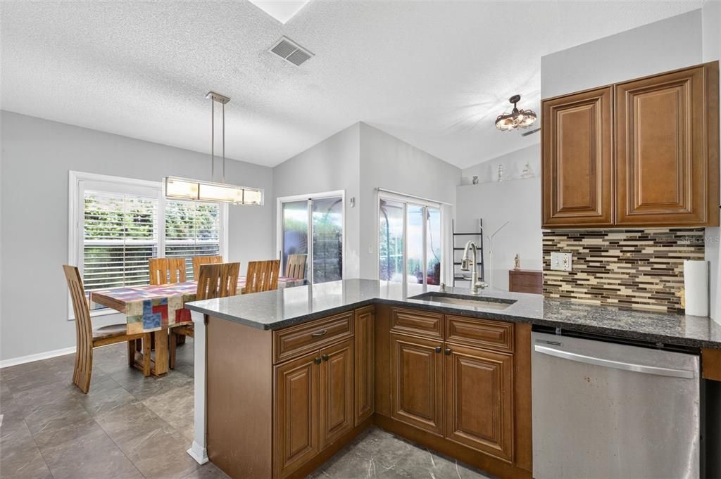 Activo con contrato: $340,000 (3 camas, 2 baños, 1787 Pies cuadrados)