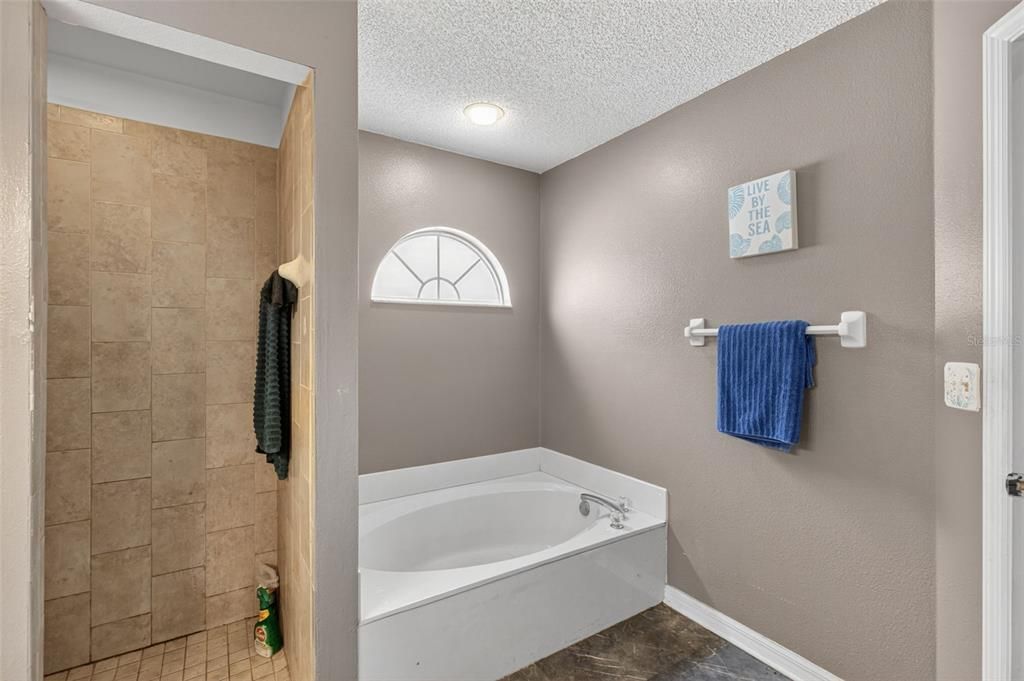 Activo con contrato: $340,000 (3 camas, 2 baños, 1787 Pies cuadrados)