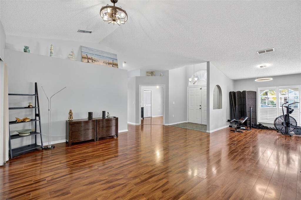 Activo con contrato: $340,000 (3 camas, 2 baños, 1787 Pies cuadrados)