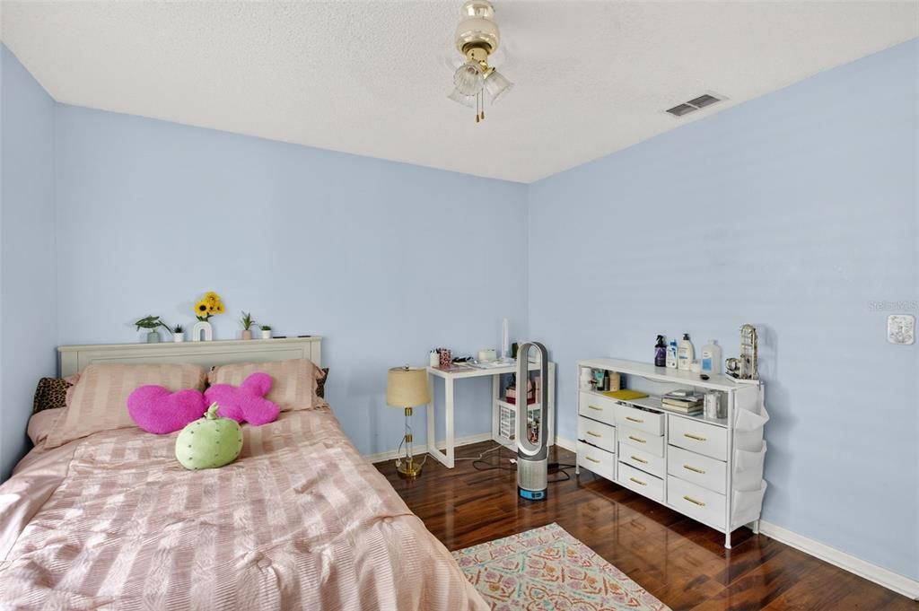 Activo con contrato: $340,000 (3 camas, 2 baños, 1787 Pies cuadrados)