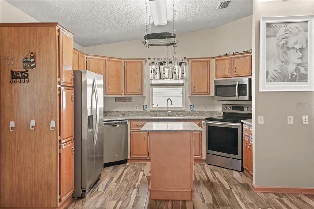 На продажу: $299,900 (3 спален, 3 ванн, 1830 Квадратных фут)