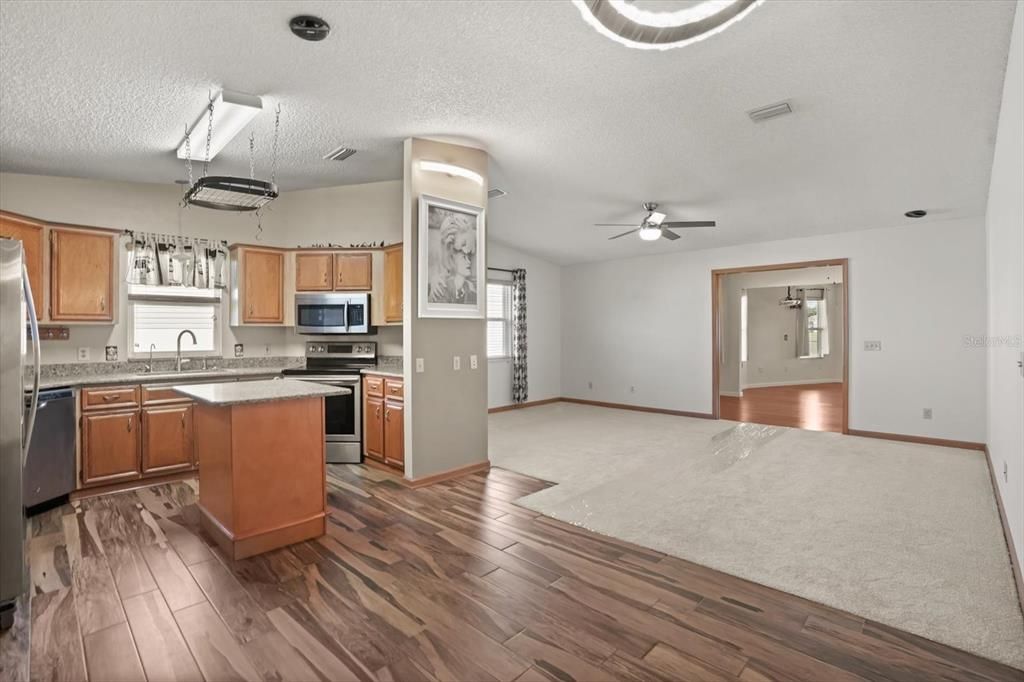 На продажу: $299,900 (3 спален, 3 ванн, 1830 Квадратных фут)