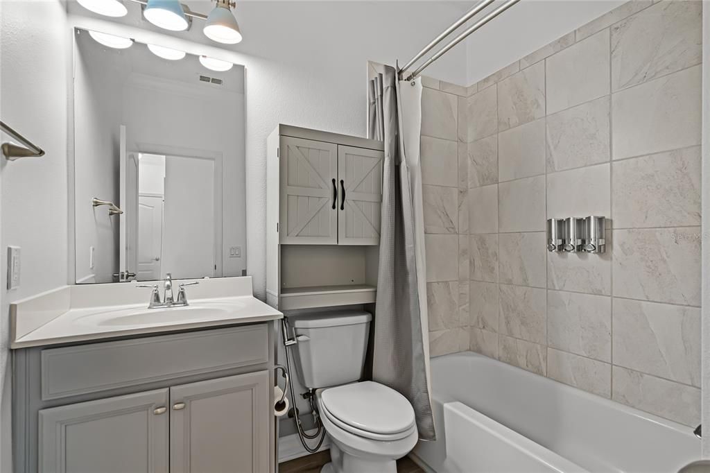 Под контрактом: $675,000 (3 спален, 2 ванн, 2149 Квадратных фут)