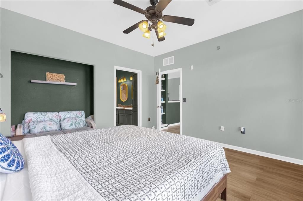 Active With Contract: $149,900 (3 beds, 3 baths, 1217 Square Feet)