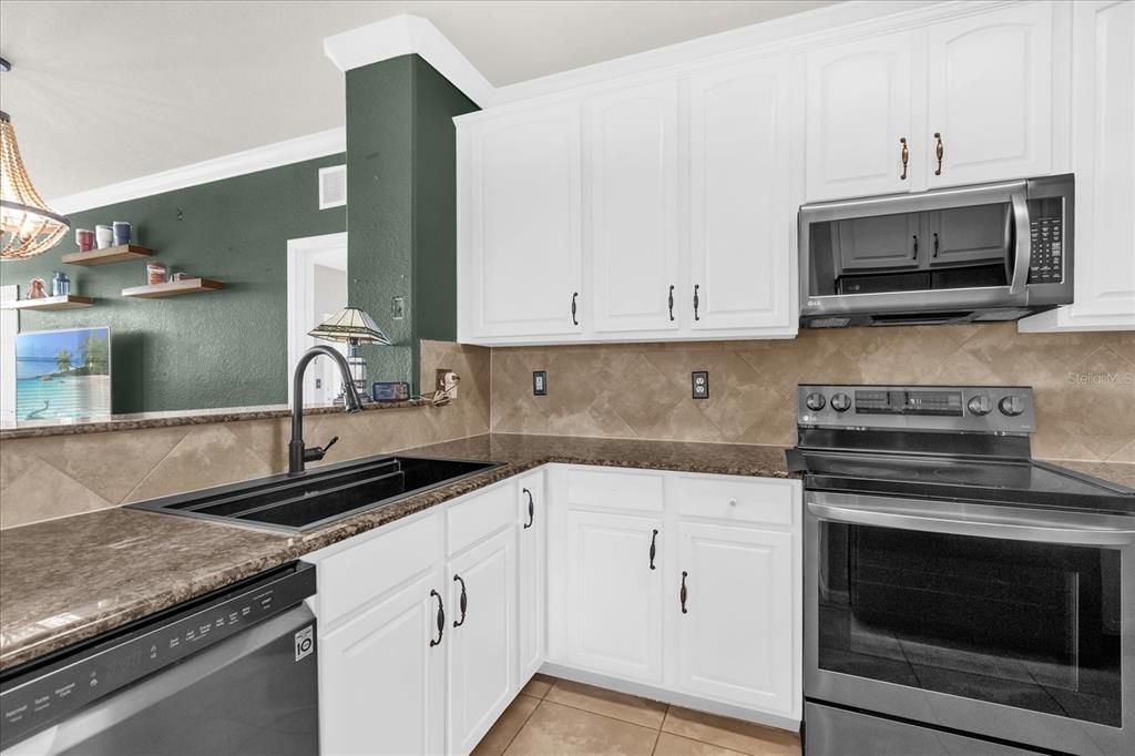 Active With Contract: $149,900 (3 beds, 3 baths, 1217 Square Feet)