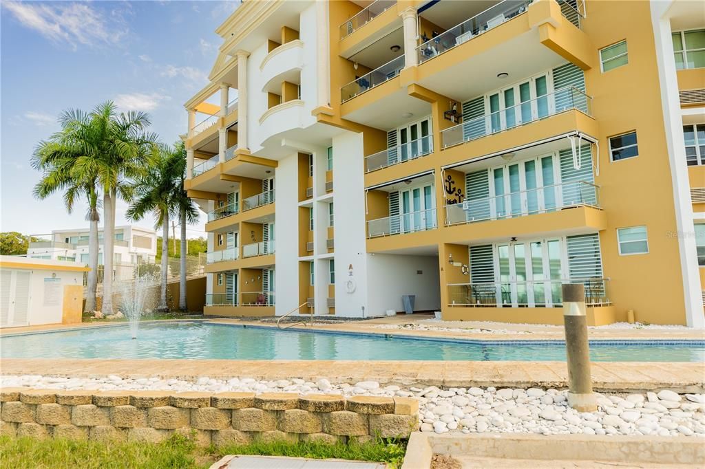 For Sale: $315,000 (2 beds, 2 baths, 983 Square Feet)