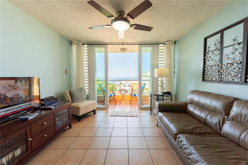 For Sale: $315,000 (2 beds, 2 baths, 983 Square Feet)