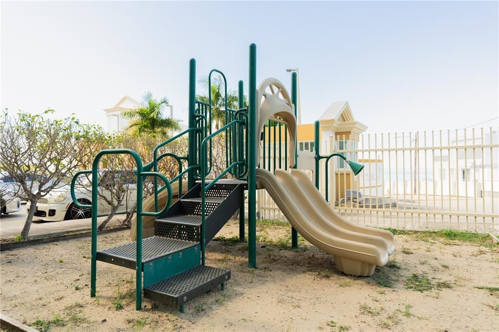 For Sale: $315,000 (2 beds, 2 baths, 983 Square Feet)