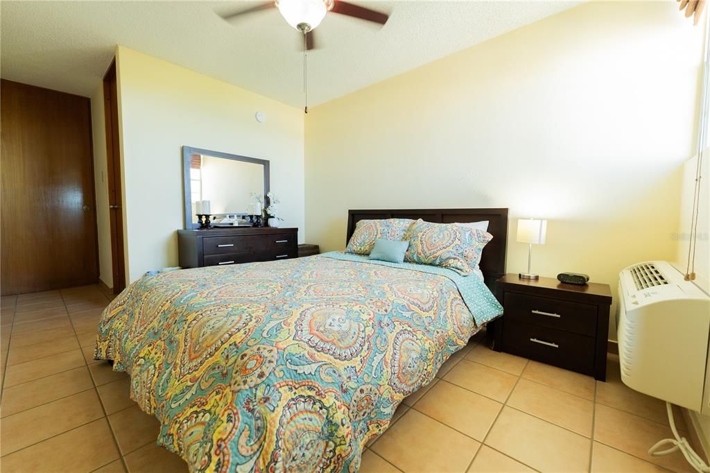 For Sale: $315,000 (2 beds, 2 baths, 983 Square Feet)
