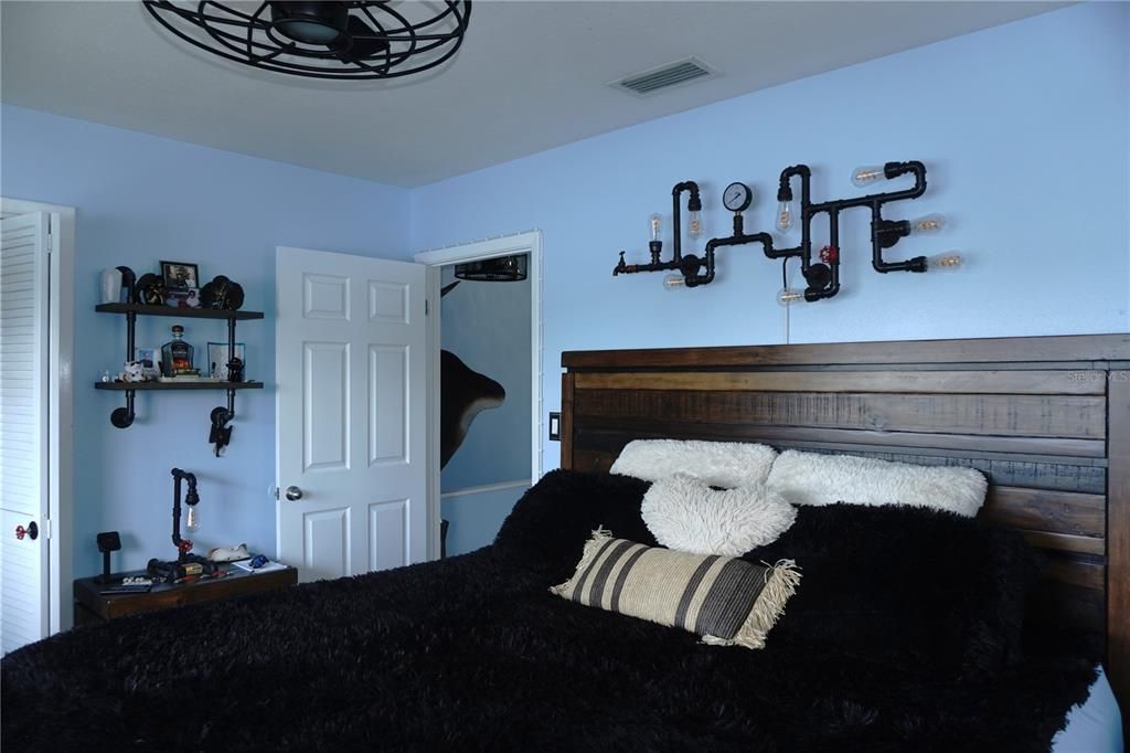 For Sale: $199,500 (2 beds, 1 baths, 842 Square Feet)