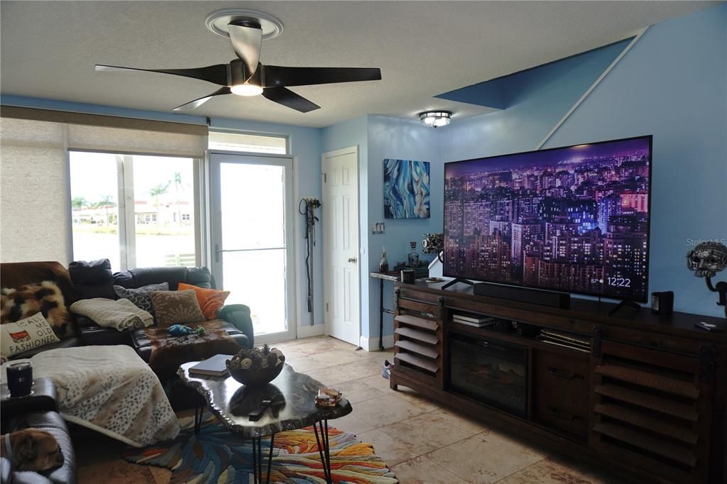 For Sale: $199,500 (2 beds, 1 baths, 842 Square Feet)