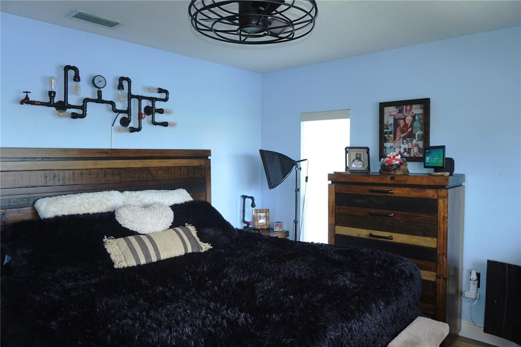 For Sale: $199,500 (2 beds, 1 baths, 842 Square Feet)