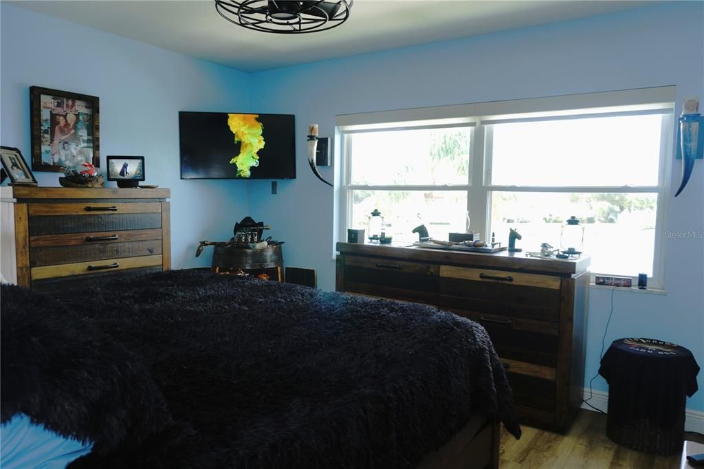 For Sale: $199,500 (2 beds, 1 baths, 842 Square Feet)