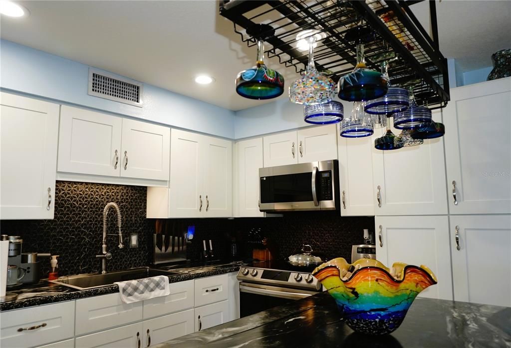 For Sale: $199,500 (2 beds, 1 baths, 842 Square Feet)