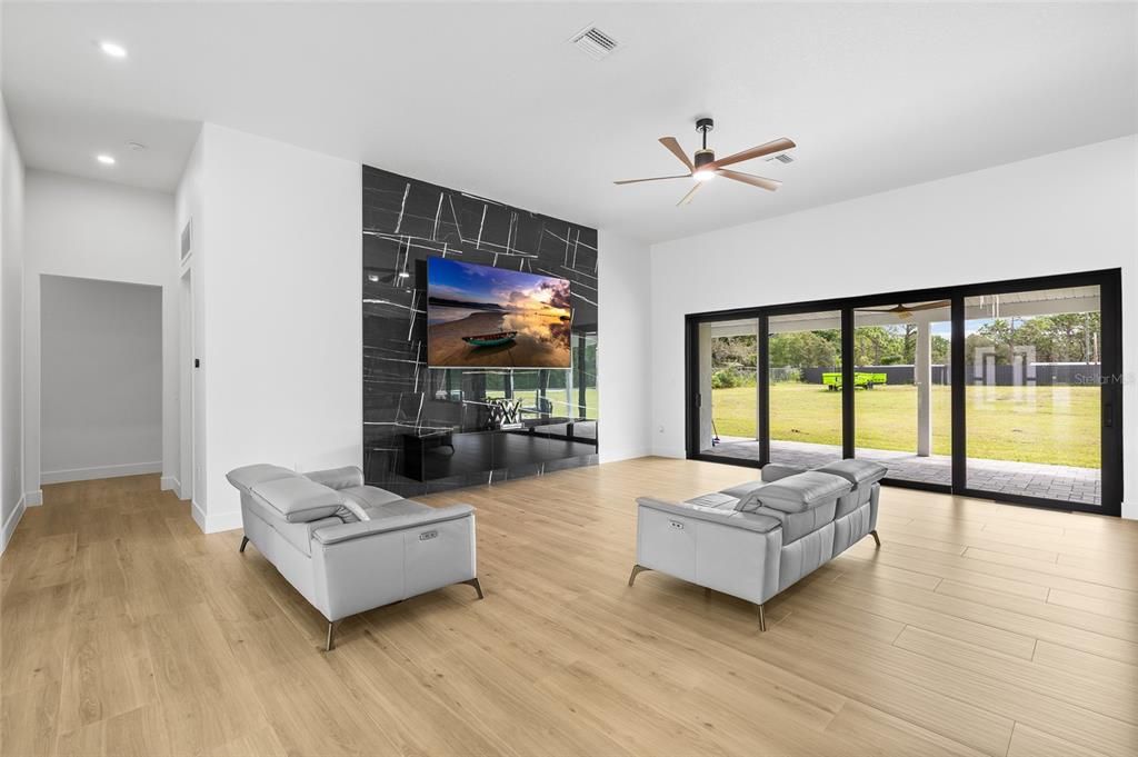 En Venta: $999,000 (3 camas, 2 baños, 2704 Pies cuadrados)