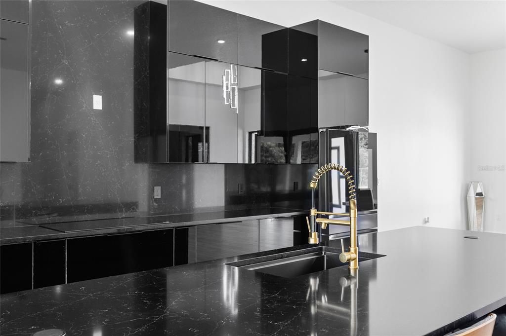 En Venta: $999,000 (3 camas, 2 baños, 2704 Pies cuadrados)