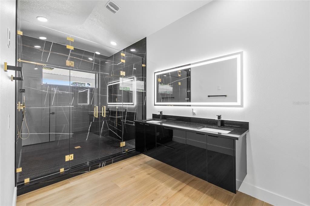 En Venta: $999,000 (3 camas, 2 baños, 2704 Pies cuadrados)