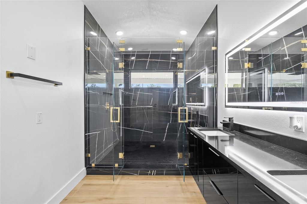 En Venta: $999,000 (3 camas, 2 baños, 2704 Pies cuadrados)