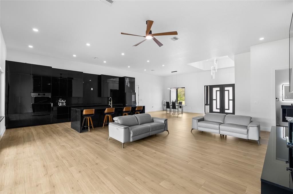 En Venta: $999,000 (3 camas, 2 baños, 2704 Pies cuadrados)