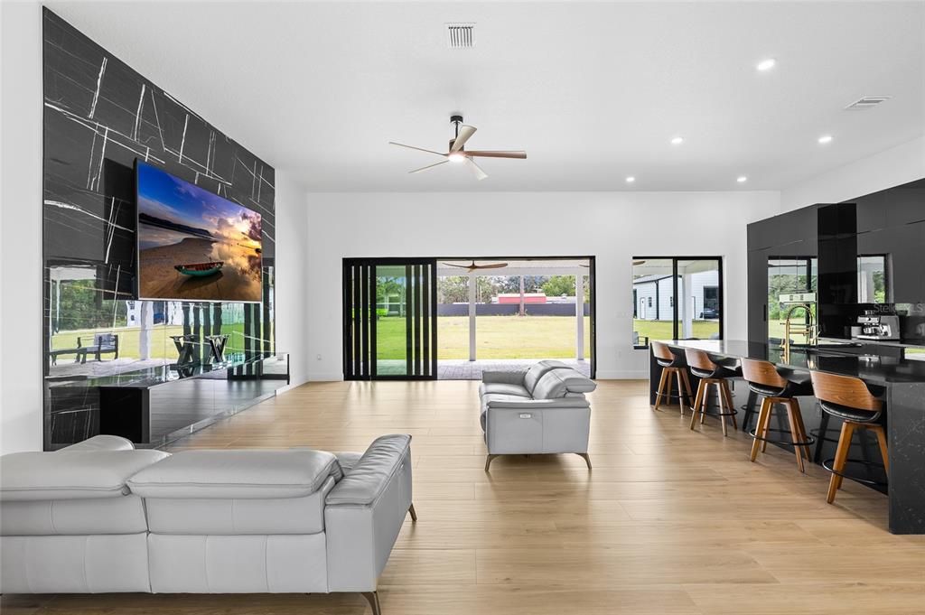 En Venta: $999,000 (3 camas, 2 baños, 2704 Pies cuadrados)