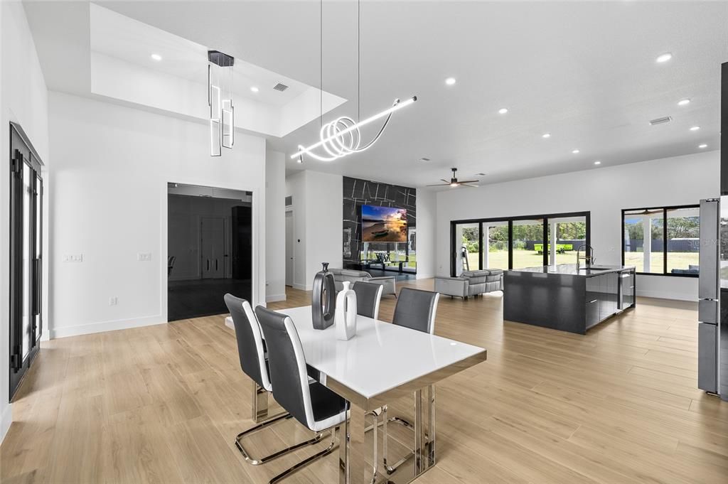 En Venta: $999,000 (3 camas, 2 baños, 2704 Pies cuadrados)