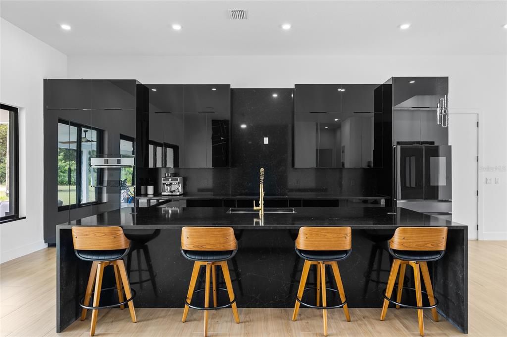 En Venta: $999,000 (3 camas, 2 baños, 2704 Pies cuadrados)