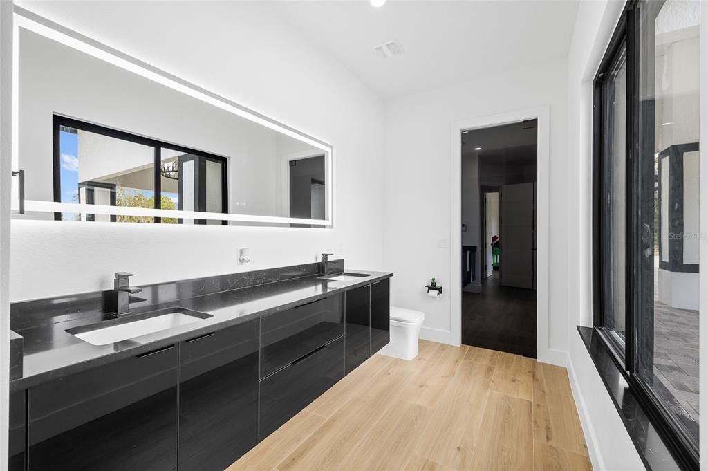 En Venta: $999,000 (3 camas, 2 baños, 2704 Pies cuadrados)