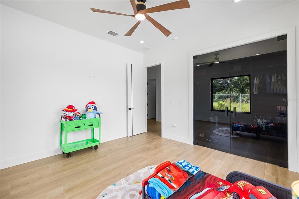 En Venta: $999,000 (3 camas, 2 baños, 2704 Pies cuadrados)