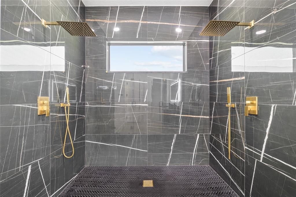 En Venta: $999,000 (3 camas, 2 baños, 2704 Pies cuadrados)