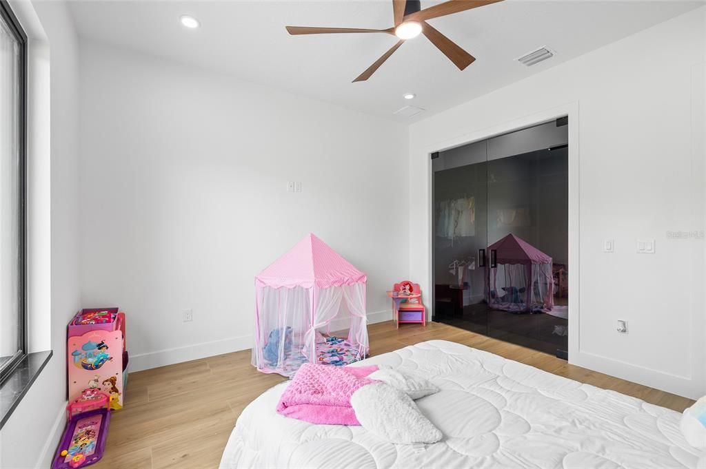 En Venta: $999,000 (3 camas, 2 baños, 2704 Pies cuadrados)