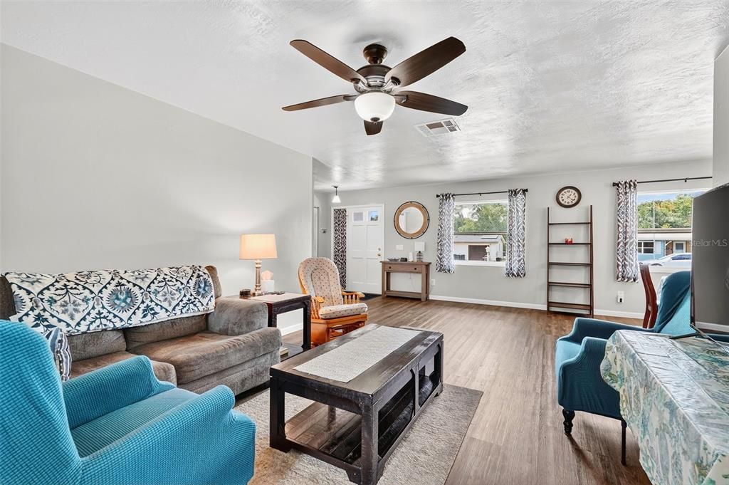 合同活跃: $199,900 (2 贝兹, 1 浴室, 1218 平方英尺)