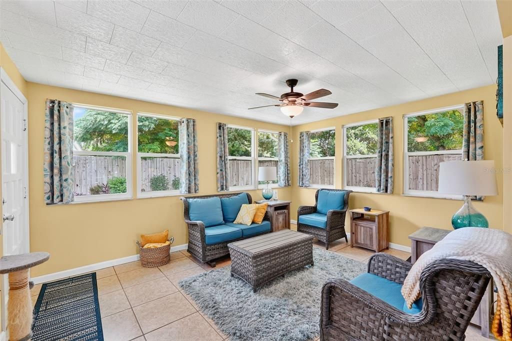 合同活跃: $199,900 (2 贝兹, 1 浴室, 1218 平方英尺)