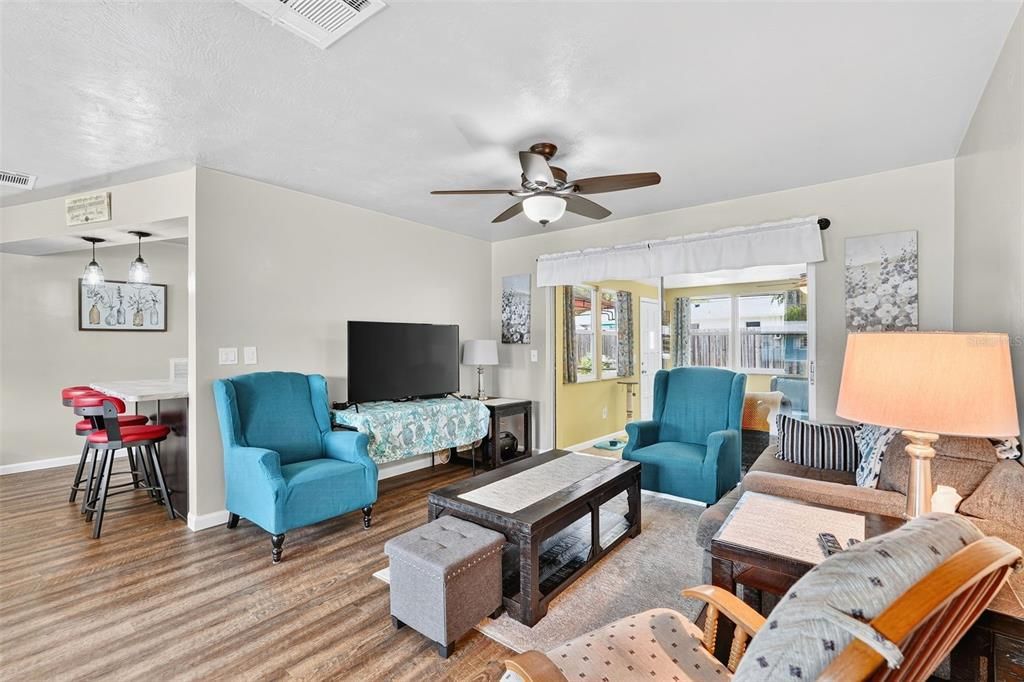 合同活跃: $199,900 (2 贝兹, 1 浴室, 1218 平方英尺)