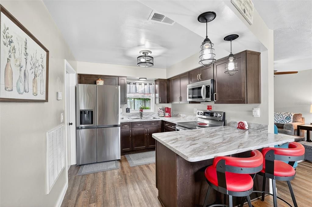 合同活跃: $199,900 (2 贝兹, 1 浴室, 1218 平方英尺)