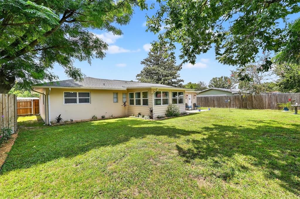 合同活跃: $199,900 (2 贝兹, 1 浴室, 1218 平方英尺)