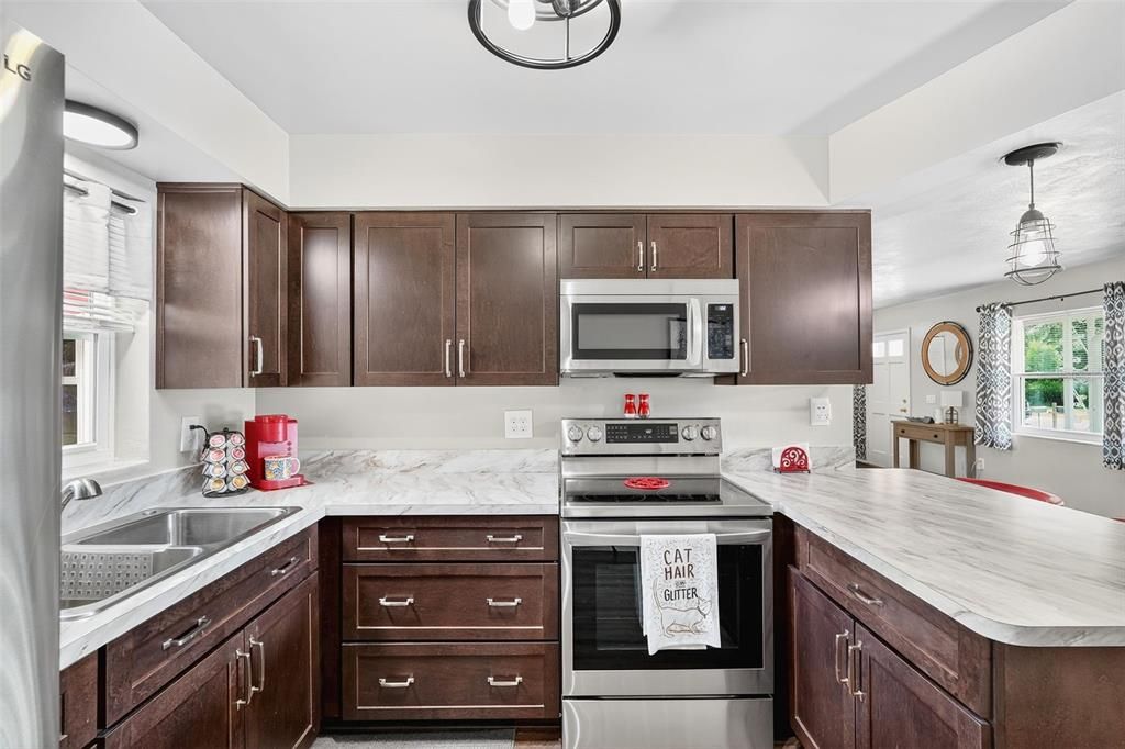 合同活跃: $199,900 (2 贝兹, 1 浴室, 1218 平方英尺)