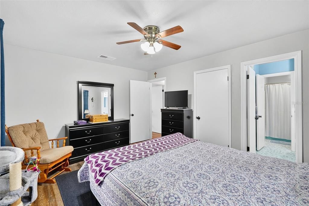 合同活跃: $199,900 (2 贝兹, 1 浴室, 1218 平方英尺)