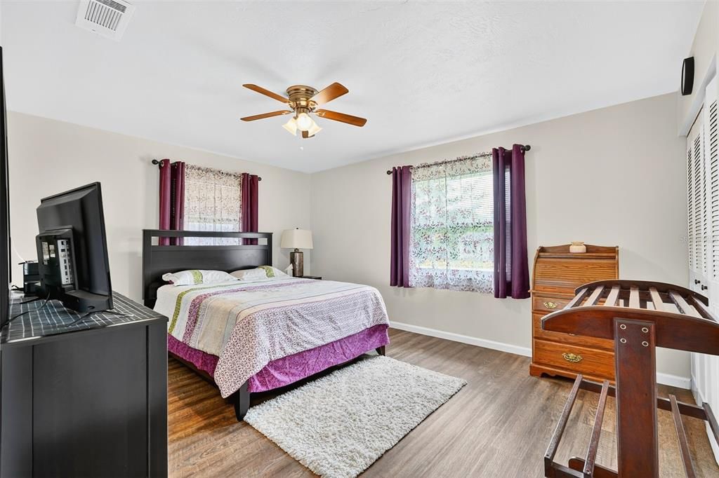 合同活跃: $199,900 (2 贝兹, 1 浴室, 1218 平方英尺)