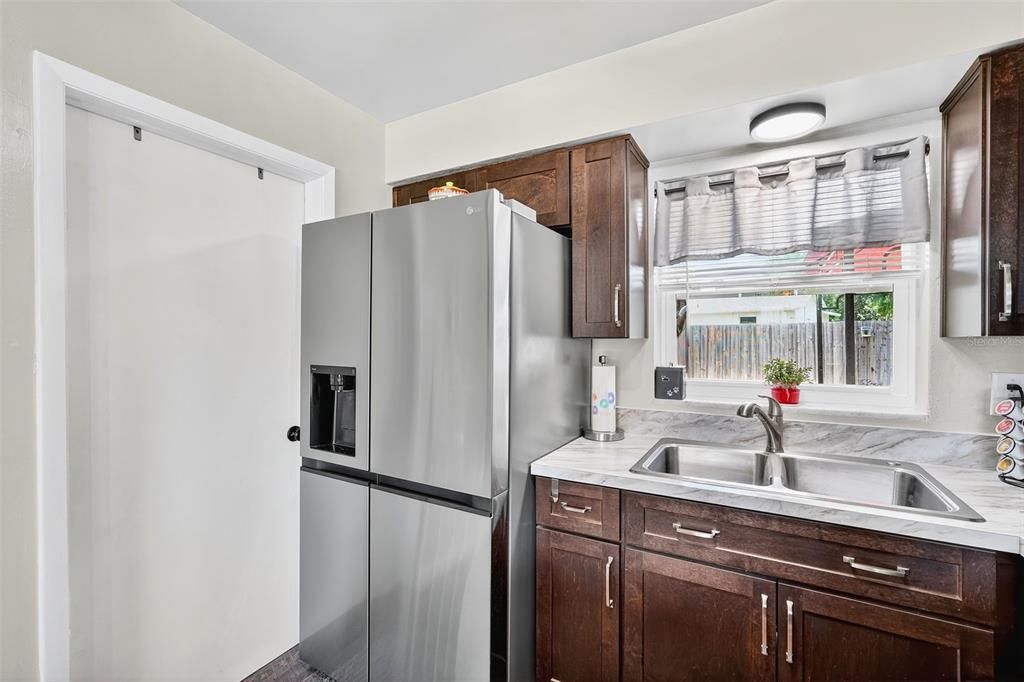 合同活跃: $199,900 (2 贝兹, 1 浴室, 1218 平方英尺)